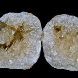 Calcite on QuartzCondado Lawrence, Indiana, USAAnother example: Calcites to 2.5 cm in 6.5 cm geode (Author: Bob Harman)