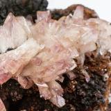 Adamite (variety manganoan)Mina Ojuela, Mapimí, Municipio Mapimí, Durango, MéxicoSpecimen size: 10 × 8.2 × 5.7 cm / main crystal size: 1.5 × 1 cm (Author: Jordi Fabre)