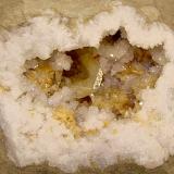 Baryte Dolomite QuartzCondado Monroe, Indiana, USABaryte crystal is 3.5 cm     The geode is 12 cm (Author: Bob Harman)