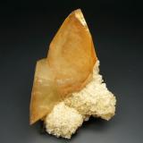 Calcite on Barite &amp; Sphalerite
Elmwood Mine, Carthage, Smith County, Tennessee, USA
Specimen size: 13 × 10 × 9 cm.
Main crystal size: 10 × 5.5 x 5 cm.
Photo : Richard Jackson (Author: chris)