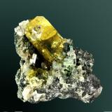 Anglesita + Cerusita
Touissit, Oujda-Angad (pref.), L&rsquo;Oriental (wilaya), Marruecos. Zelidja (m).
5,5 x 5,6 x 2,7 cm. (ejemplar) / 3,7 x 1,6 x 1,6 cm. (cristal pral.)
Cristal de color amarillo intenso, con cristales maclados de cerusita, en matriz de galena.
Ejemplar de 1990. (Autor: Carles Curto)