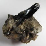 Aegirina
Mount Malosa, Zomba, Malawi
3&rsquo;5 x 3&rsquo;5 cm. la pieza; cristal de 3 cm. de longitud
Aegirina (cristal prismático negro) y microclina (cristal claro a la derecha). (Autor: prcantos)