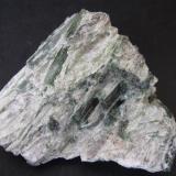 Actinolita y talco
Wrightwood, San Gabriel Mts, San Bernardino County, California, Estados Unidos
5 x 5 cm.
Cristales verdes de actinolita en matriz de talco blanco. (Autor: prcantos)