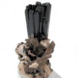 Aegirina, cuarzo, ortoclasaMonte Malosa, Distrito Zomba, Malawi79 mm x 61 mm. Cristal principal: 77 mm de altura, (Autor: Carles Millan)