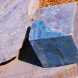 Cuarcita dumortierítica.
Oliveira dos Brejinhos, Bahia, Brasil.
Arista del cubo 50 cm.
El color azul proviene de la abundante presencia en la cuarcita de cristales de silimanita y dumortierita. (Autor: arturo)