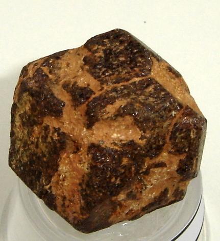 Dodecaedro de granate (3,2cm) pseudomorfizada en limonita. Origen desconocido (Autor: Anisio Claudio)