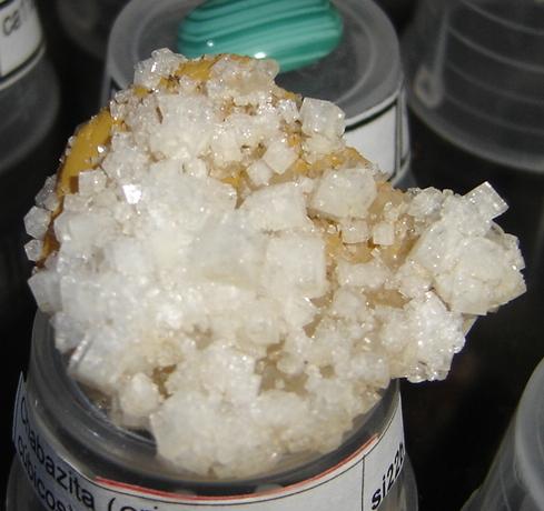 Chabazita (cristales con cerca de 0,5 a 0,9 cm) en calcita. Pedreira SULTEPA, Tainhas, Rio Grande do Sul, Brasil. (Autor: Anisio Claudio)