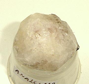 Analcima (cristal con cerca de 2,5 x 1,2 cm). Novo Hamburgo, Rio Grande do Sul. (Autor: Anisio Claudio)