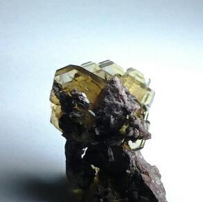 Otra vista de la pieza anterior.
Cerro Huarihuyn, Miraflores, Huamalíes, Huánuco, Perú.
6.1 x 4.4 x  2.9 cm.
En esta imagen se puede apreciar la transparencia de los cristales. (Autor: Gianfranco Rodríguez T.)