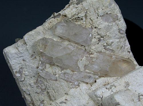 Detalle de la pieza anterior con curiosos cristales de cuarzo aplastados sobre la ortoclasa (Autor: supertxango)