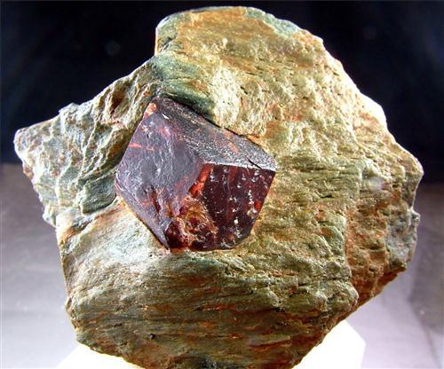 Almandino
Khogyani, Provincia de Nangarhar, Afganistán
6 x 6 x 4 cm.
Otra vista de la misma pieza (Autor: Antonio Alcaide)