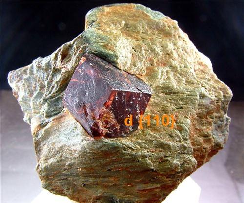 Almandino
Khogyani, Provincia de Nangarhar, Afganistán
Como es fácil de apreciar, el cristal está formado por rombododecaedros  d {110} (Autor: Antonio Alcaide)