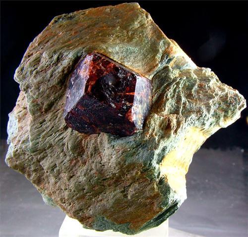 Almandino
Khogyani, Provincia de Nangarhar, Afganistán
6 x 6 x 4 cm.
El granate mide 2 cm. (Autor: Antonio Alcaide)