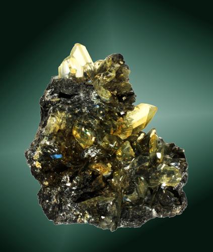 Anglesita
Touissit, Oujda-Angad (pref.), L’Oriental (wilaya), Marruecos. Zelidja (m).
5,0 x 4,5 x 2,5 cm. (ejemplar) / 1,7 x 1,1 x 0,4 cm. (cristal pral.)
Cristales prismáticos, amarillos y transparentes, en matriz de galena (ejemplar muy típico del pozo 9 de la mina zelidja.
Ejemplar de 1979 (Autor: Carles Curto)