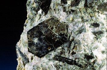 Biotita.<br />Los Arenales Quarry, Monte La Rocha de Piquer, Torás, Comarca Alto Palancia, Castellón / Castelló, Valencian Community / Comunitat Valenciana, Spain<br />Cristal de 1 cm.<br /> (Autor: Adrian Pesudo)