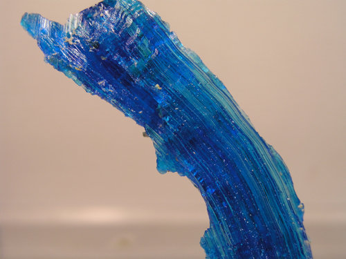 Calcantita<br />San Diego Mine, Rodalquilar, Níjar, Comarca Metropolitana de Almería, Almería, Andalusia, Spain<br />Cristal curvo de 70x11x3 mms<br /> (Autor: Adrian Pesudo)