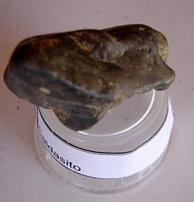 Caldasito (3,5 x 2 cm). Roca con baddaleyta y circón. Poços de Caldas, MG, Brasil. (Autor: Anisio Claudio)