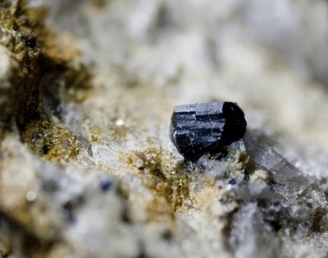 Casiterita, cristal de 3 mm. Monte Neme, Carballo, A Coruña. (Autor: usoz)