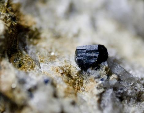 Casiterita<br />Mina de Monte Neme, Carballo-Malpica de Bergantiños, Comarca de Bergantiños, La Coruña / A Coruña, Galicia / Galiza, España<br />Cristal de 3 mm<br /> (Autor: usoz)