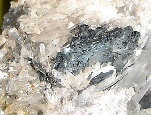 Hematites
Serra do Itatiaiuçu, Itatiaiuçu, Minas Gerais- Brasil
Cristales con cerca de 0,8 x 0,5 cm (Autor: Anisio Claudio)
