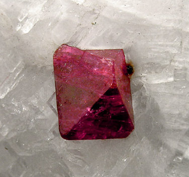 Espinela en Calcita<br />Oak-saung-taung, Mogok Valley, Mogok Township, Pyin-Oo-Lwin District, Mandalay Region (Mandalay Division), Myanmar (Burma)<br />0.8 × 0.6 cm<br /> (Autor: Jordi Fabre)
