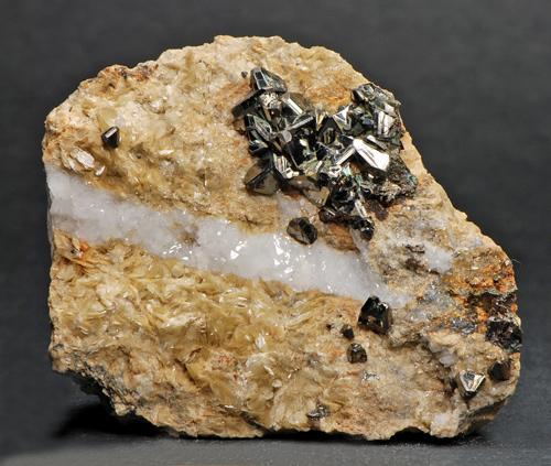 Tetrahedrita
Georg Mine,Willroth, Altenkirchen, Wied Iron Spar District, Westerwald, Rhineland-Palatinate, Alemania
6,4cm X 6,2 cm, cristal mayor, 0,8 cm X 0,8 cm (Autor: Francisco Javier Ortiz)