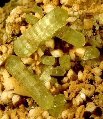 Fluorapatito
Tizi n’ Inouzane, Imilchil, Alto Atlas, Provincia Er-Rachidia, Region Mèknes-Tafilalet, Marruecos
Cristales hasta 3,5 cm
Collección y foto: Peter Seroka
Fluorapatito de los episienitas miarolíticas de Tizi n’ Inouzane (Autor: Peter Seroka)