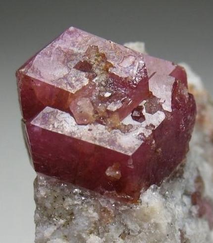 Grossularia (Grosularia)<br />Sierra de las Cruces, Sierra Mojada mining district, Municipio Sierra Mojada, Coahuila (Coahuila de Zaragoza), Mexico<br />5,5 x 3,5 x 2 cm<br /> (Autor: Antonio Alcaide)
