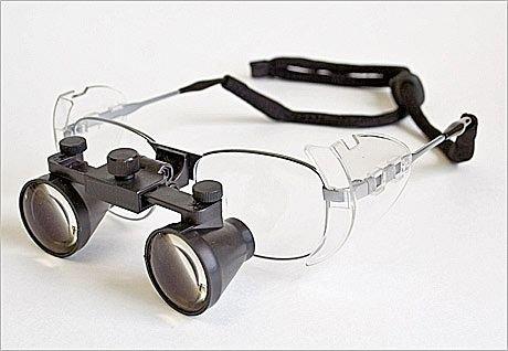 Lupa binocular: Instrumento óptico formado por dos lupas simples que produce impresión de relieve por superposición de las dos imágenes. (Autor: Cesar M. Salvan)