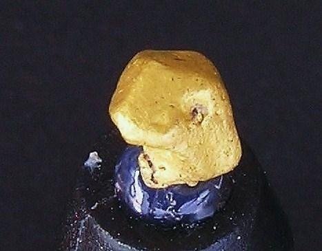 Cristal de Oro Nativo.
Sierra de la Chimenea, Talarrubias-Casas de Don Pedro, Badajoz, Extremadura, España.
Tamaño del cristal 4x3x3 mm. Detalle foto anterior. Col. y foto Nacho Gaspar. (Autor: Nacho)