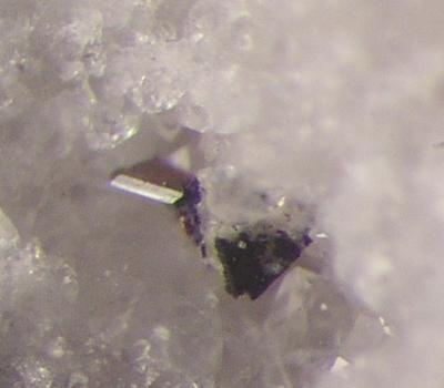 Pirostibnita o xantoconita. Cristal de 1 mm. Mina Santa Teresa, Hiendelaencina, Guadalajara (Autor: Adrian Pesudo)