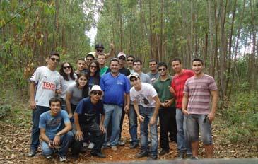 Mis alumnos y yo en el campo. Luanda, Formiga-MG- Maio/2012 (Autor: Anisio Claudio)