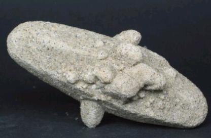 Calcita tipo "sand calcita". Rattlesnake Butte. Badlands. Dakota del Sur. EEUU. 8,5 x 4 cm. 
El yacimiento es una reserva india actualmente -y territorio indio desde siempre supongo-. Conserva las caras del escalenoedro. (Autor: Antonio Alcaide)