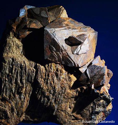 Siderita. 
Sierra Almagrera. Cuevas de Almanzora. Almería. Andalucía. España. 
10x9 cm. Cristal mayor 3.7 cm. (Autor: Juan Luis Castanedo)