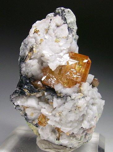 Wulfenita sobre dolomita
Tsumeb Mine,Tsumeb, Namibia, Africa
6,5 cm X 3,9 cm, cristal mayor 2,2 X 2,2 (Autor: Francisco Javier Ortiz)