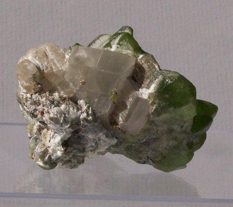 Olivine series, Forsterite var.Peridot with Calcite; Sapat Gali (Soppat), Kohistan, Pakistan.
50x35x33mm, 56g. GN’s collection id 09PKOcm01.
Taken in direct sunlight. (Author: Gerhard Niklasch)