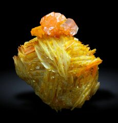 Wulfenite on Barite<br />Mibladen (distrito minero Mibladen), Midelt, Provincia Midelt, Región Drâa-Tafilalet, Marruecos<br />4x4 cm.<br /> (Author: Enrique Llorens)