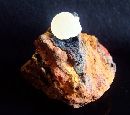 Adamite. Locality: "La Ojuela" mine, Mapimí, Durango, México
size: 4cm x 4.4cm x 4.1cm (Author: Luis Domínguez)