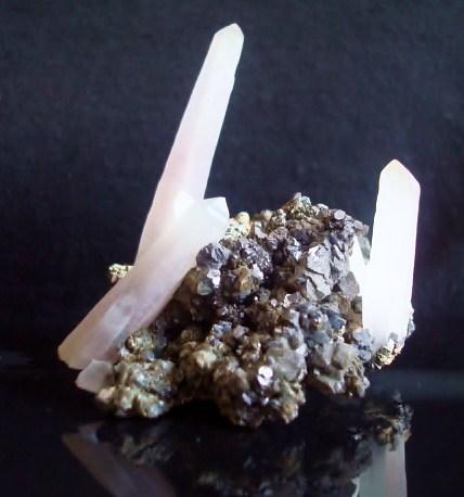 Quartz with sphalerite, chalcopyrite, silver Locality: Real del Monte, Hidalgo, México size: 5cm x 4.5cm (Author: Luis Domínguez)