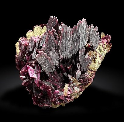 Erythrite<br />Bou Azzer mining district, Drâa-Tafilalet Region, Morocco<br />7x4 cm.<br /> (Author: Enrique Llorens)