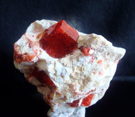 Garnet. Locality: Sierra de las Cruces, Sierra Mojada, Coahuila de Zaragoza, México
size:3.5cm x 4cmx 3.3cm (Author: Luis Domínguez)