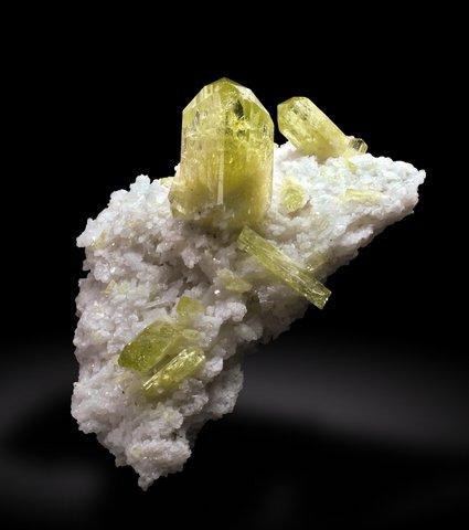 Brazilianite
Linopolis, Brazil
9x4 cm
Photo: Joaquim Callén (Author: Enrique Llorens)