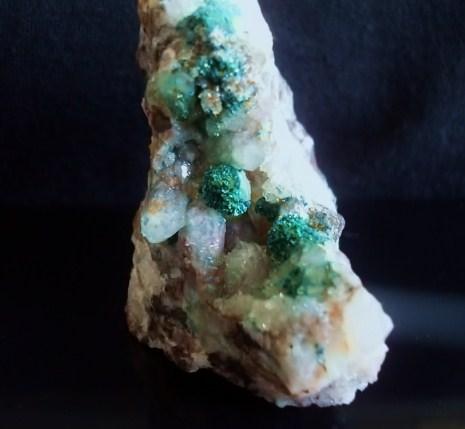 Malaquite/ quartz. Locality: Sta. Rosa de Lima mine, Concepción del oro, Zacatecas, México size: 6cm x 4.3cm x 5.1cm (Author: Luis Domínguez)
