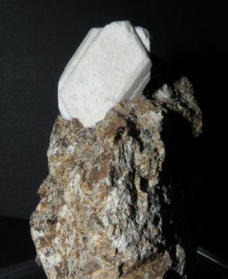 Orthoclase. Zarzalejo. Madrid. Spain. 9 cm. Crystal 5 cm (Author: nimfiara)