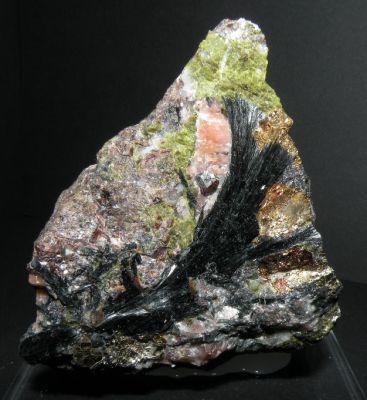Ferropargasite, epidote,  pink calcite and almandine garnet. Manuel-Mercedes Quarry. Cala Mines. Huelva. Andalusia. Spain. 8 cm (Author: nimfiara)