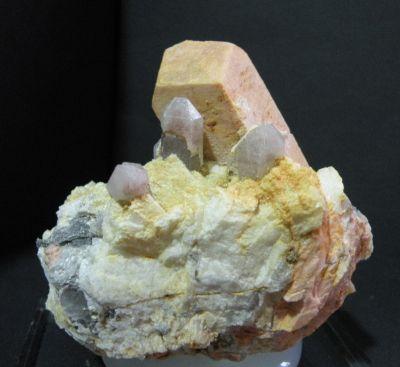 Ortochlase with quartz. Massabé Quarry. La Selva. Sils. Gerona. Cataluña. Spain. Crystal 6 cm. (Author: nimfiara)