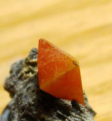 Wulfenite. El Centenillo Mine. Albuñuelas. Granada. Andalusia. Spain. Crystal 0.2 cm. (Author: nimfiara)