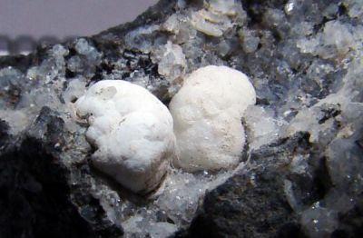Phillipsite-Ca. Punta del Águila. Playa Blanca. Lanzarote. Islas Canarias. Spain. Crystals 2 cm (Author: nimfiara)