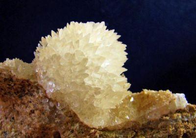 Calcite. Butrón Quarry. Vejer de la Frontera. Cádiz. Andalusia. Spain. piece 7 cm. Ball of calcite 3 cm. (Author: nimfiara)