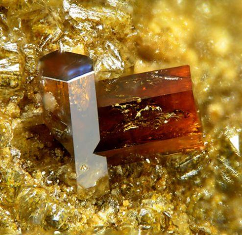 Vanadinite, Albuñuelas, Granada, Spain  2 mm (Author: Rewitzer Christian)